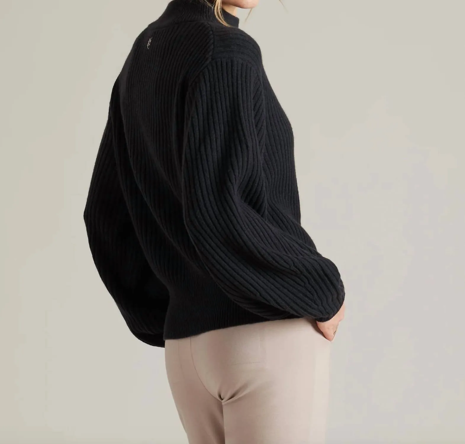 Kaschmir-Mix-Rippstrickpullover in Schwarz