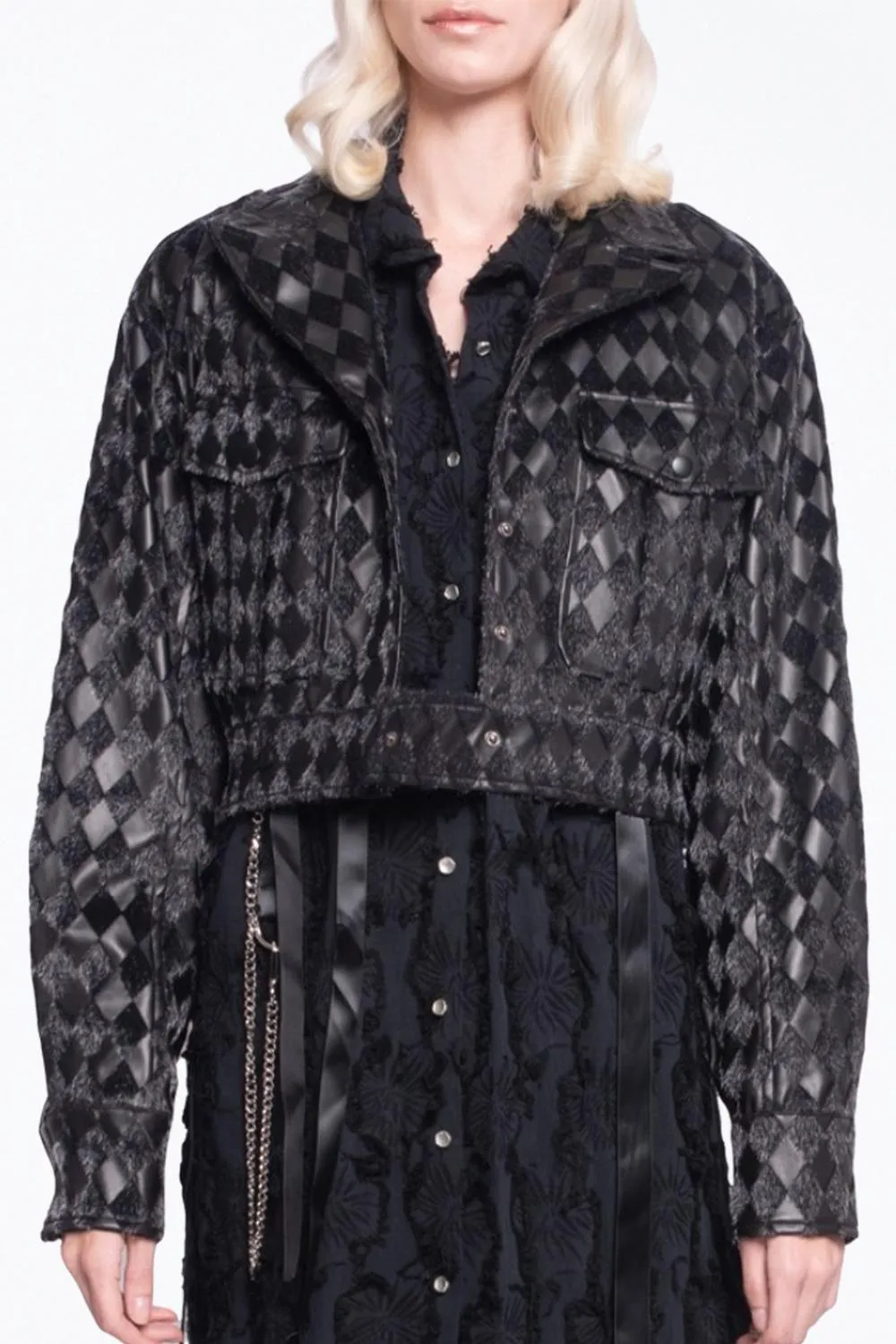 Checkmate Texturierte Vegane Leder Cropped Jacke in Schwarz