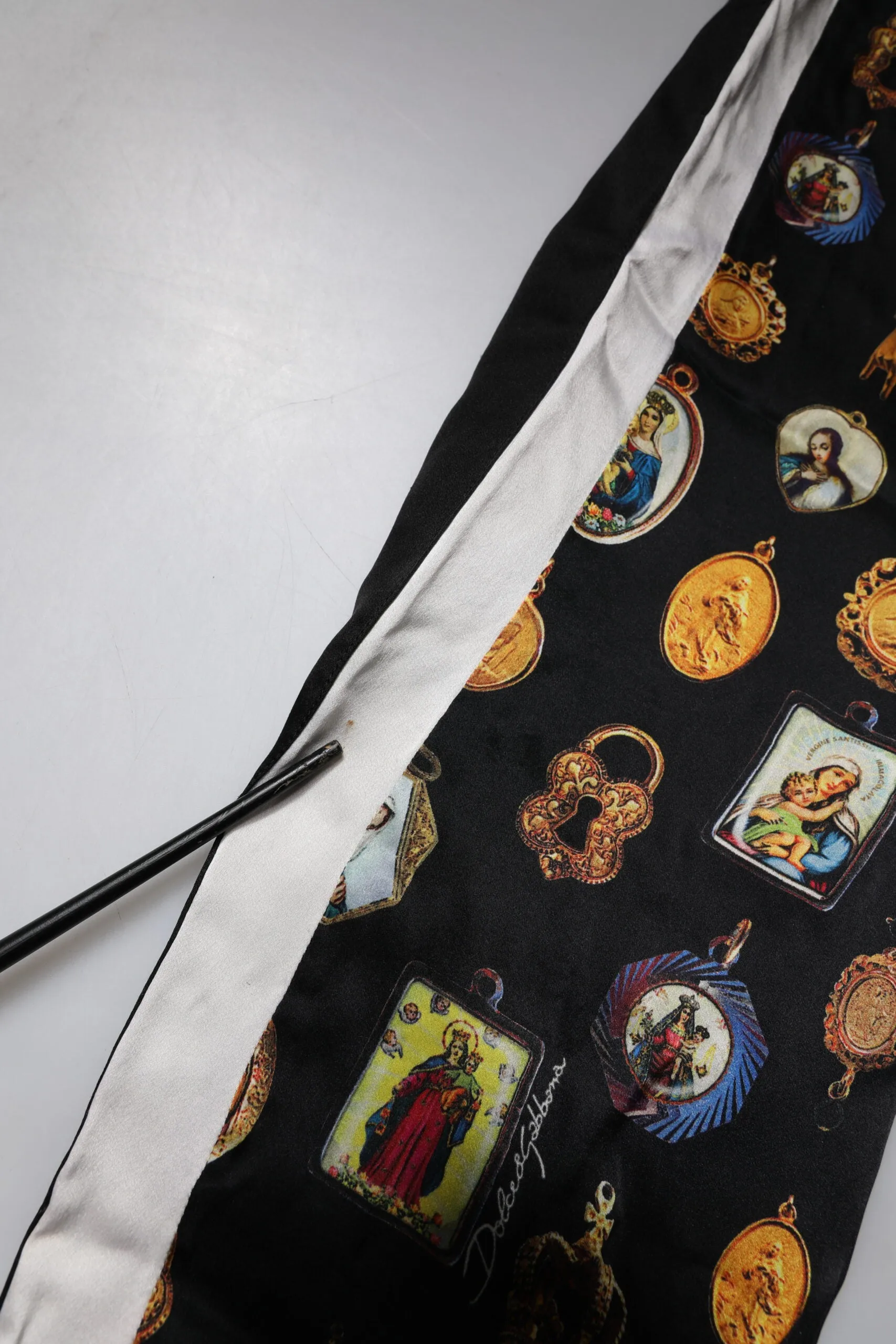 Dolce & Gabbana Religiöser Druck Seide Männer Jogger Herrenhose (Secondhand)