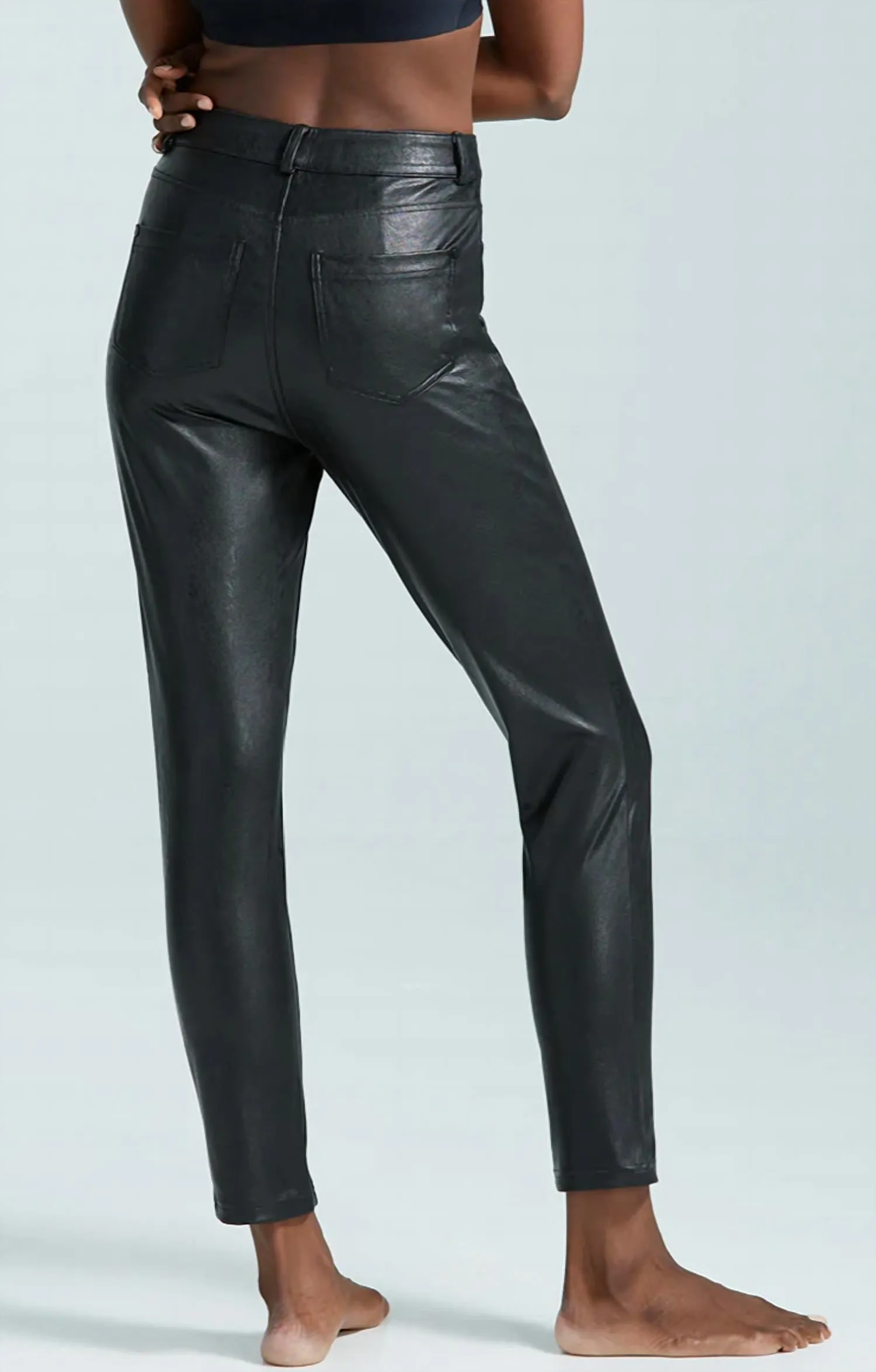 Fünf-Taschen-Hose aus Kunstleder in Schwarz