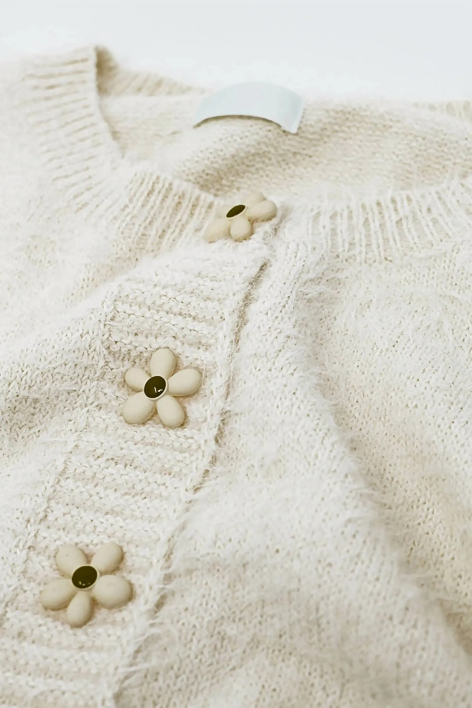 Blumenknopf-Cardigan in Creme