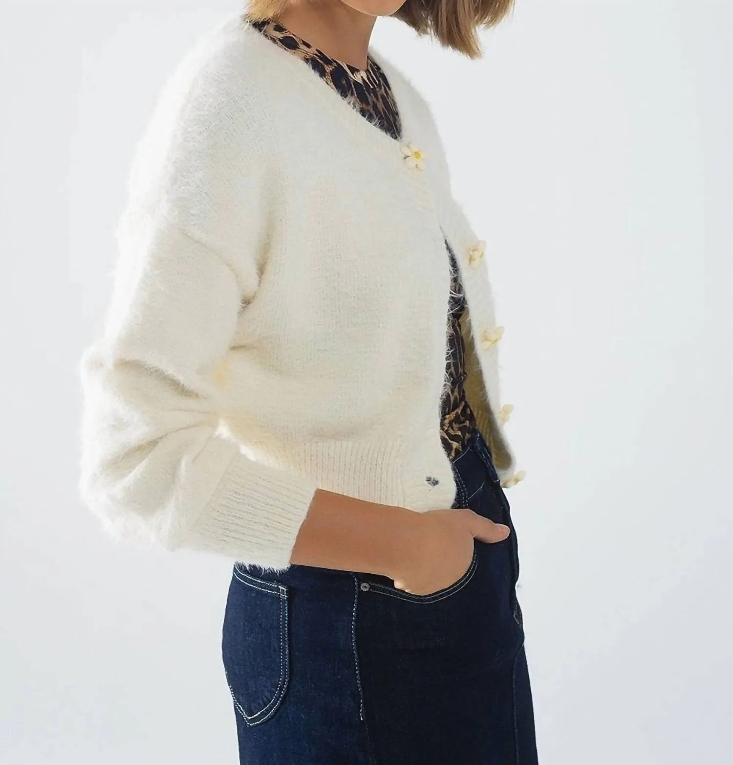 Blumenknopf-Cardigan in Creme