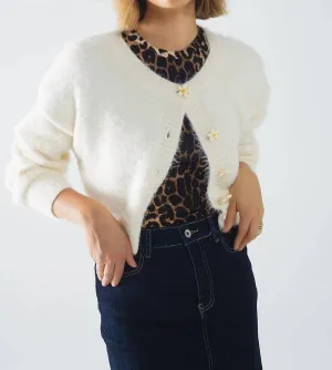 Blumenknopf-Cardigan in Creme