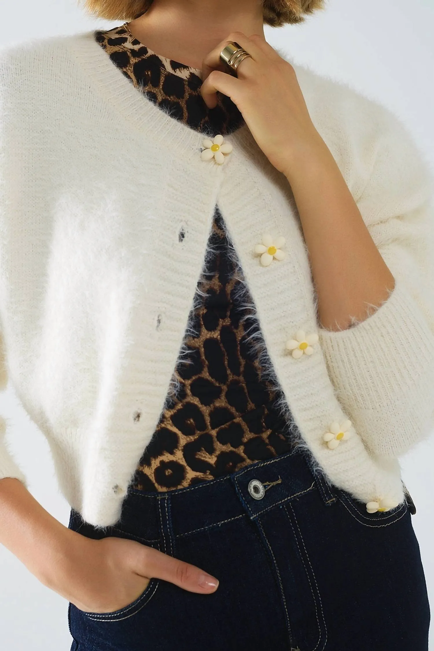 Blumenknopf-Cardigan in Creme