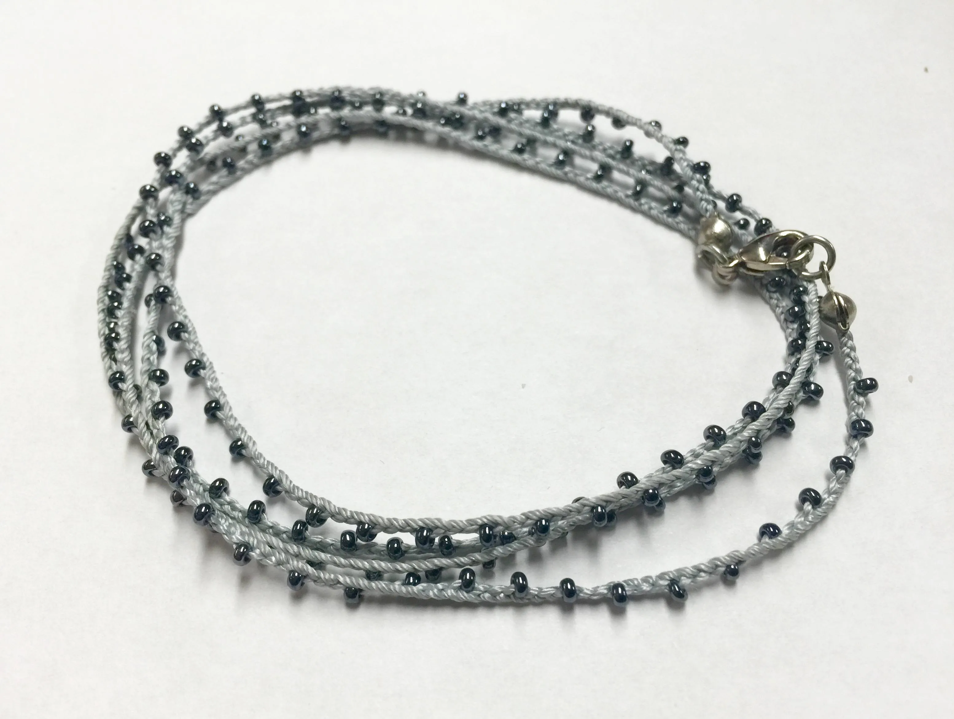 Handgefertigte Halskette / Armband mit Saatperlen