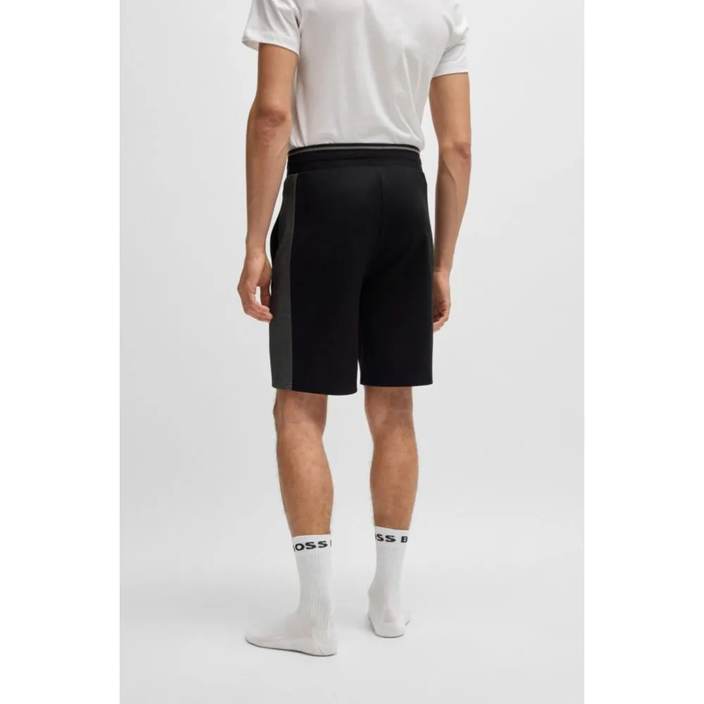 Shorts mit Kontrastpaspelierung