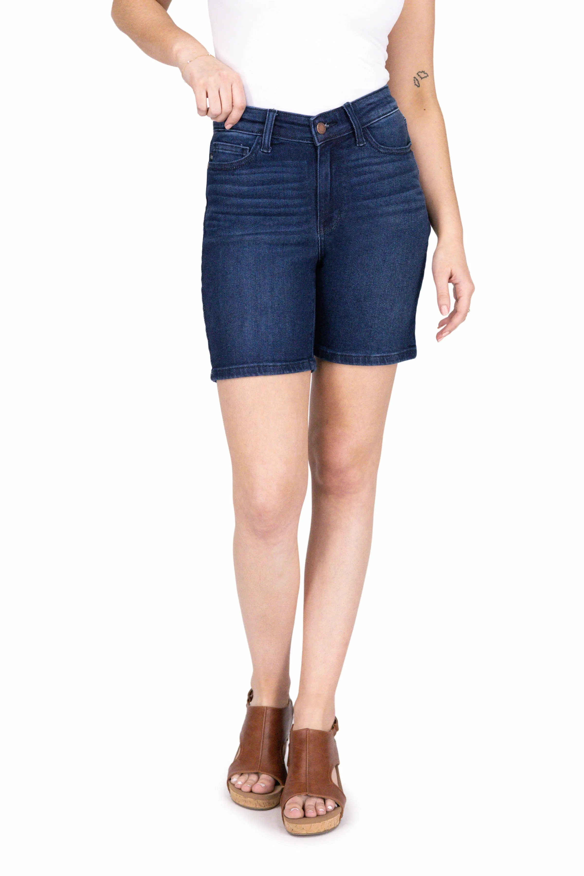 Die Camila von Judy Blue: Bermuda-Shorts mit hoher Taille und V-Ausschnitt *Endgültiger Verkauf*