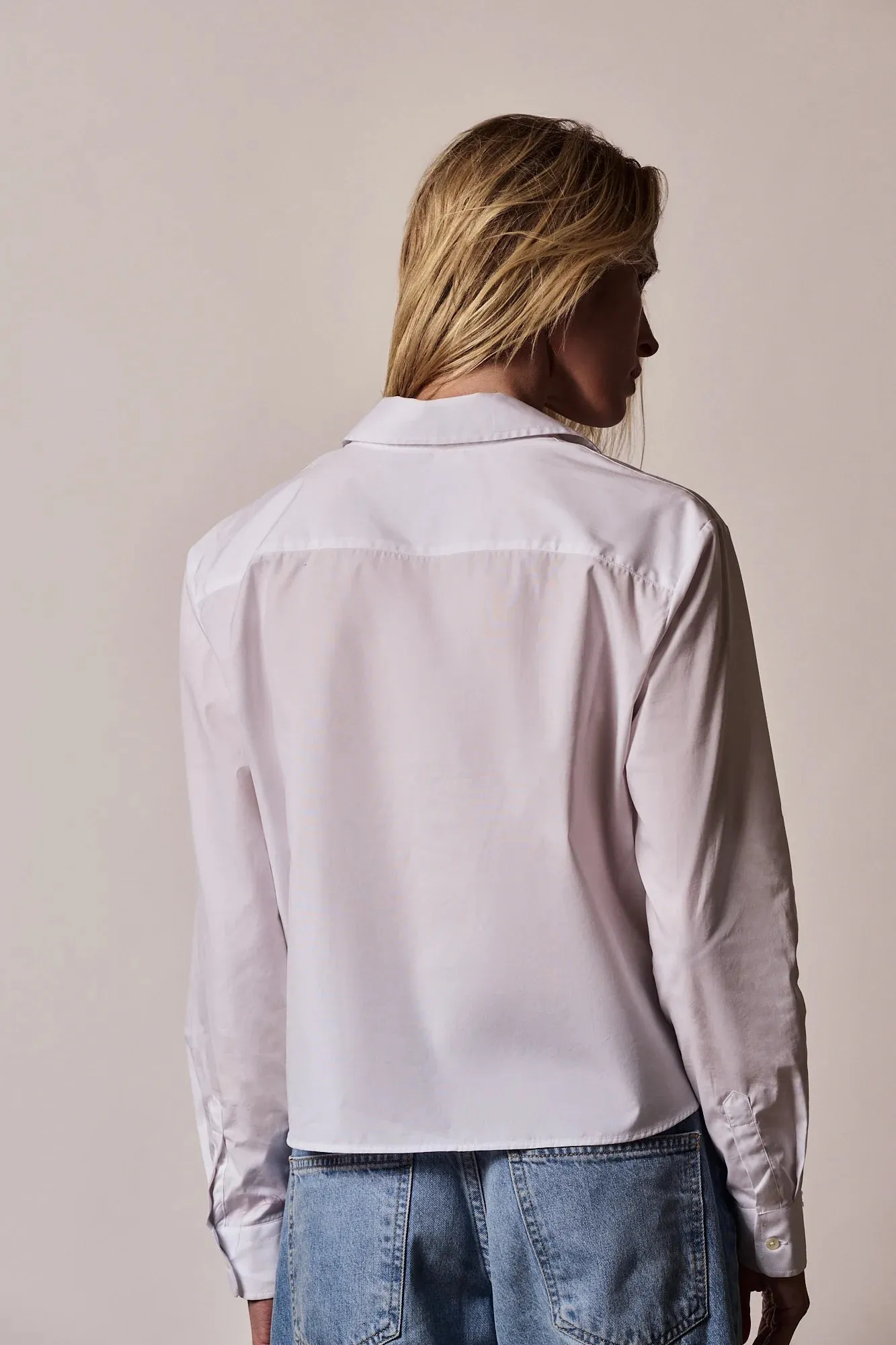 Die weiße Boxy-Crop mit langen Ärmeln