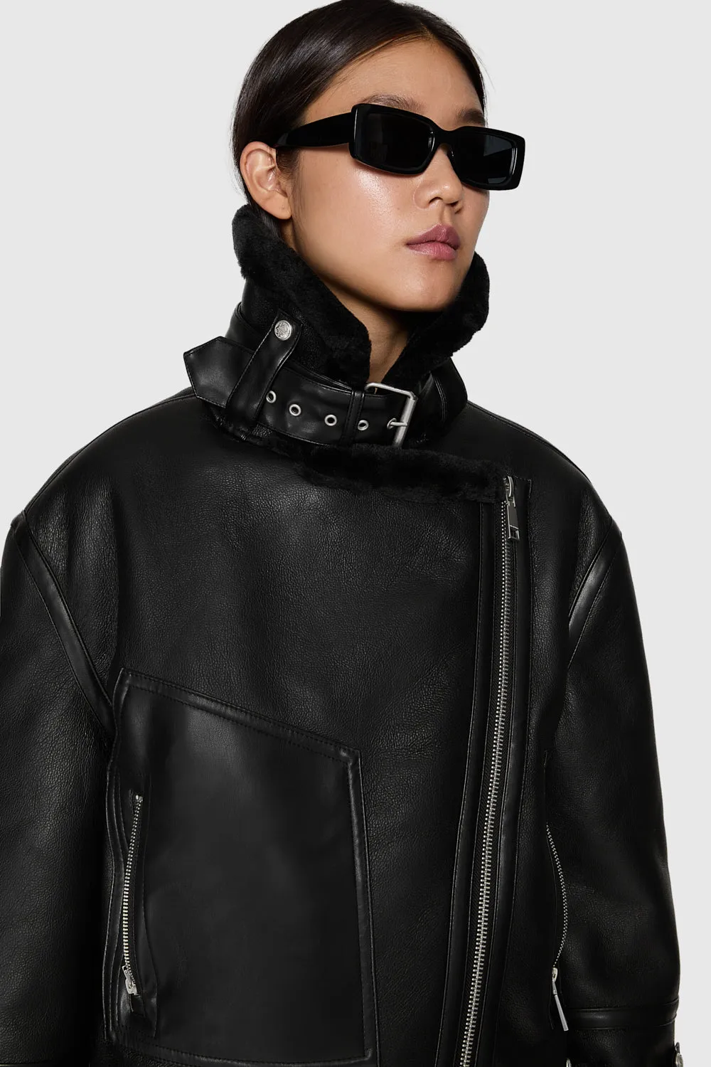 Vegane Oversized-Motorradjacke aus Kunstschaffell