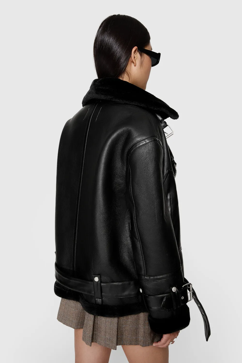 Vegane Oversized-Motorradjacke aus Kunstschaffell